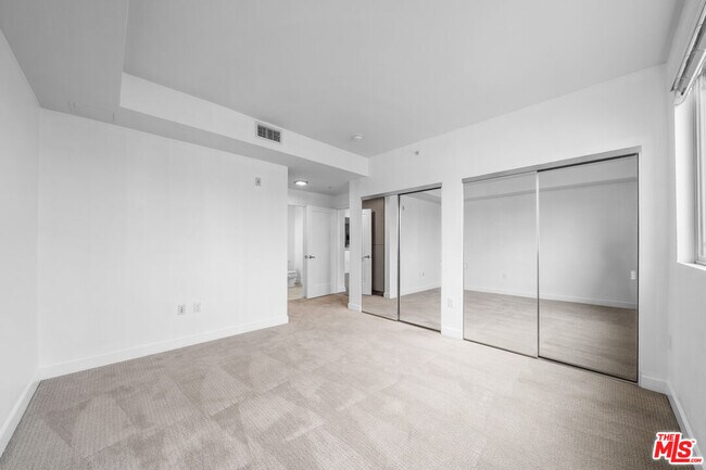 Building Photo - 436 S Virgil Ave