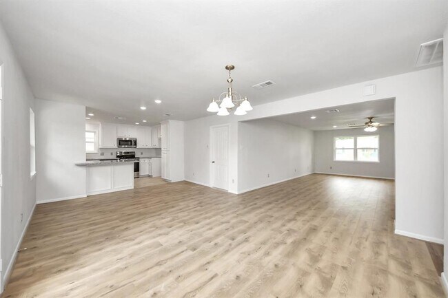 Building Photo - 9615 Meadowvale Dr