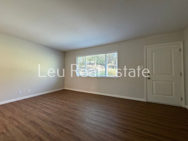 Building Photo - 1028 Bridgeview Dr