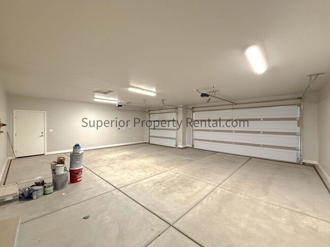 Building Photo - Gorgeous 3 bed, 3.5 bath 3 car garage home with views