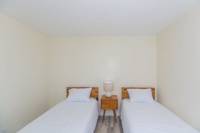 Building Photo - Canterbury Place - Fully renovated with hi...