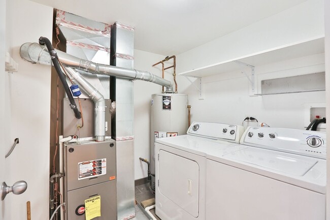 Building Photo - Video Tour- HUGE 1 Bedroom- 2 1/2 Bath Apartment. High-end loft style. Cook's Kitchen- Common Roo...