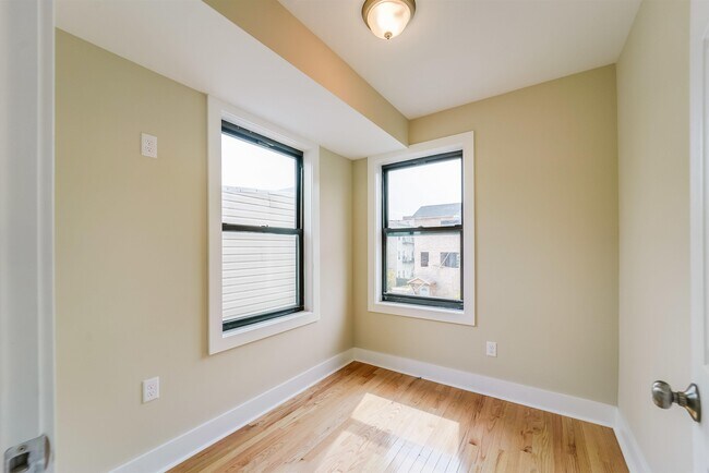 Building Photo - 58 Hutton St