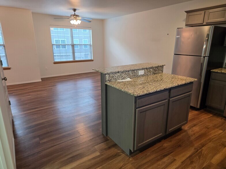 Building Photo - 268 S Rolling Woods Way