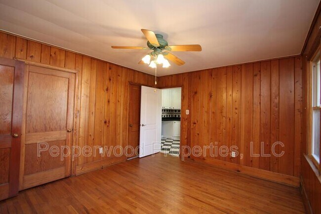 Building Photo - 327 N Park Dr