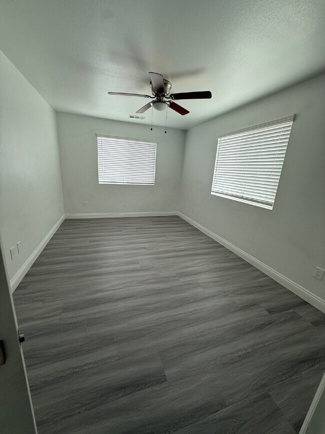 Building Photo - New Gas Range & Refrigerator.  Spacious rooms, private yard and RV parking.  Must see - Won't las...