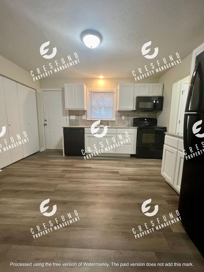 Building Photo - Spacious 1 BR 1 Bath bottom unit