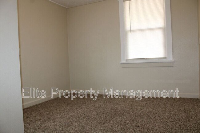 Building Photo - 605 Acero Ave