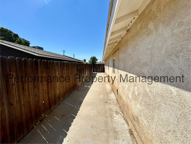 Building Photo - Beautifully Remodeled 4 Bed/2 Bath Home in...