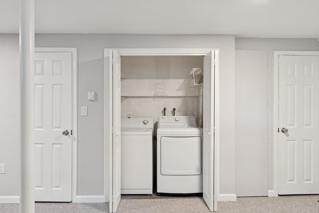 Building Photo - Beautiful 2Bed/1Bath condo in desirable co...