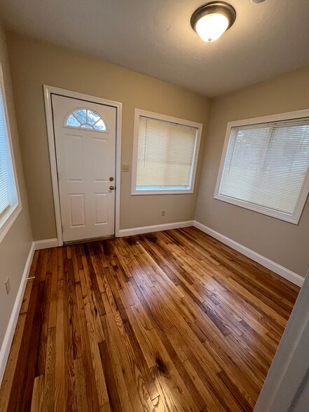 ENTRYWAY - 48 Dee Rd