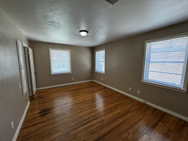 Building Photo - Spacious Home With Sun-room Located Within...