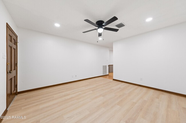 Building Photo - 102 Wisteria Dr