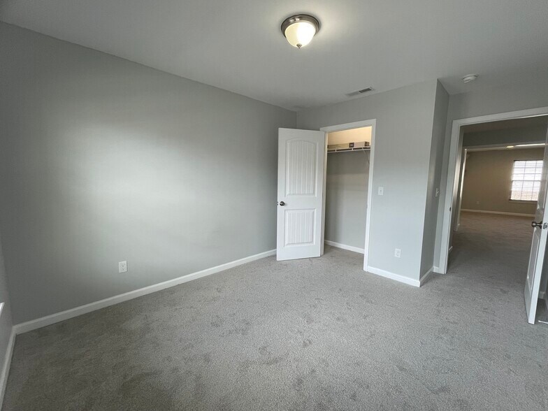 Building Photo - 1605 Villa Cir
