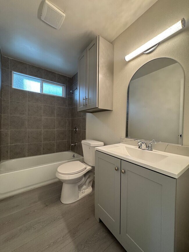 Building Photo - 3540 & 3540 1/2 6th St