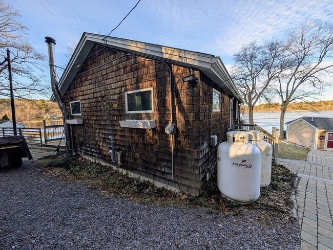 Building Photo - 27 Carrier Ln