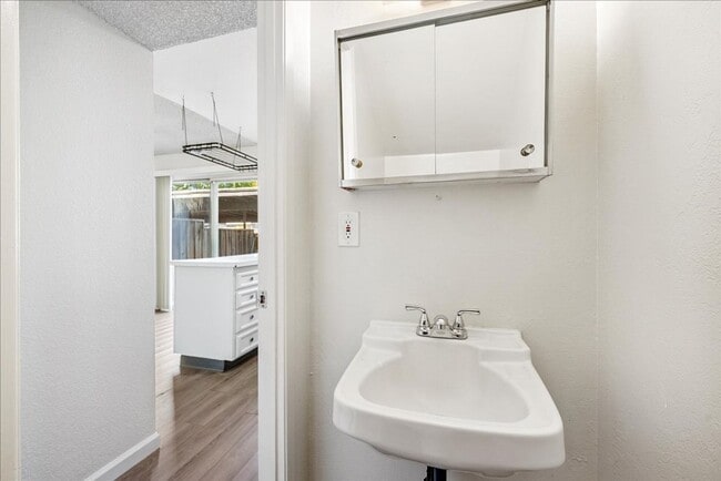 Building Photo - 8828 La Riviera Dr