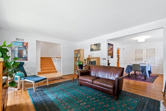 Building Photo - Spacious Split Level on Sundale Stone's Th...