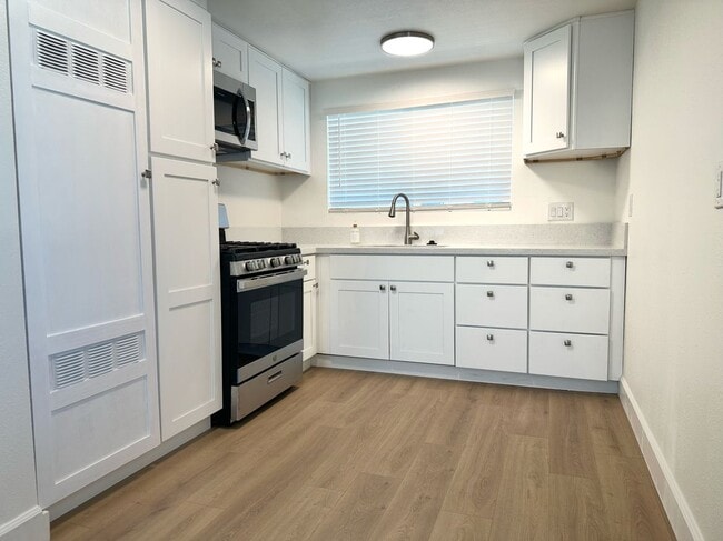 Primary Photo - 717 W Provential Dr