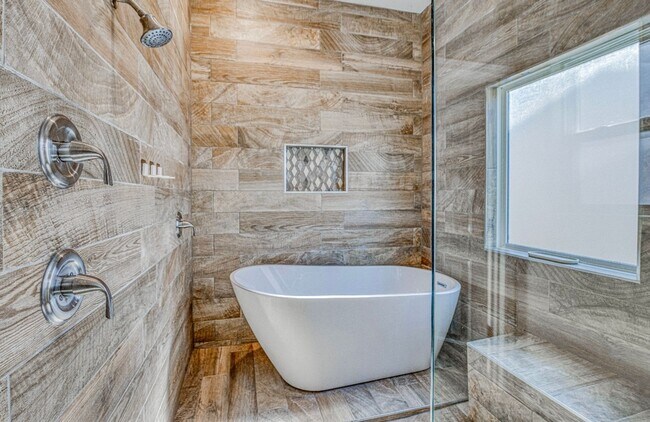 Building Photo - Eastside area for  Short or Long Term Rental(Completely Furnished) Beautiful 4 bed/2.5 baths