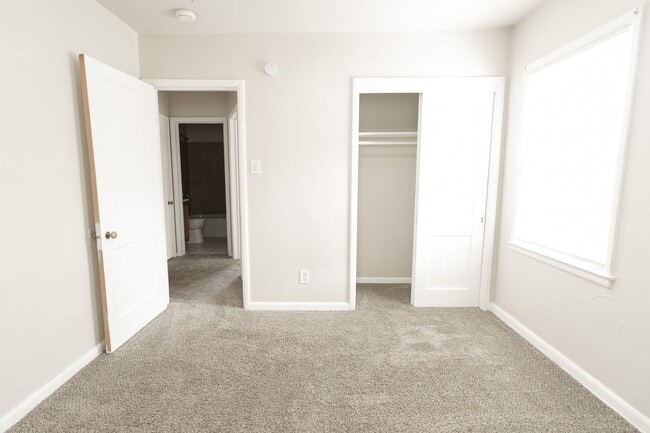 Building Photo - 5 Bed 2 Bath House