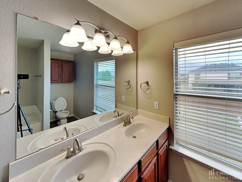 Building Photo - 204 Blue Roan Dr