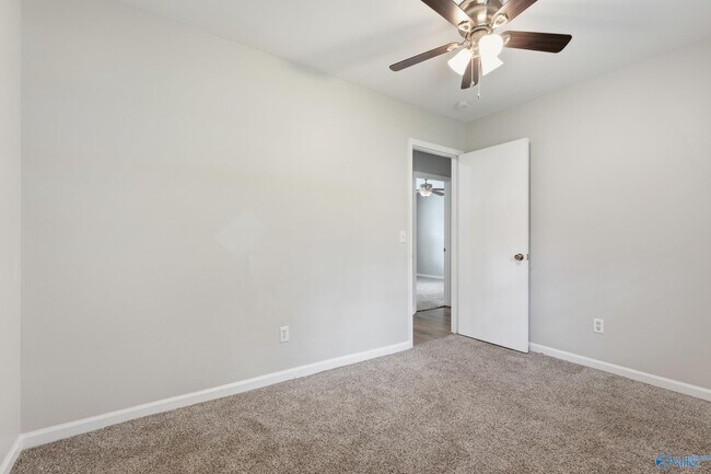 Building Photo - 102 Greenwood Cir