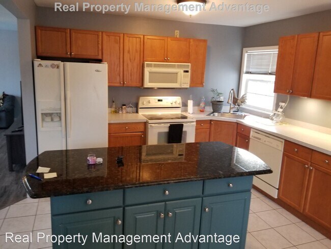 Building Photo - 3 br, 1 bath House - 21845 Novi Rd.