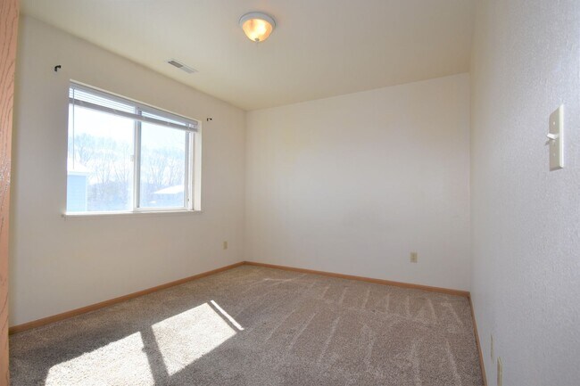 Building Photo - Townhouse style 2bed 1.5bath with attached garage
