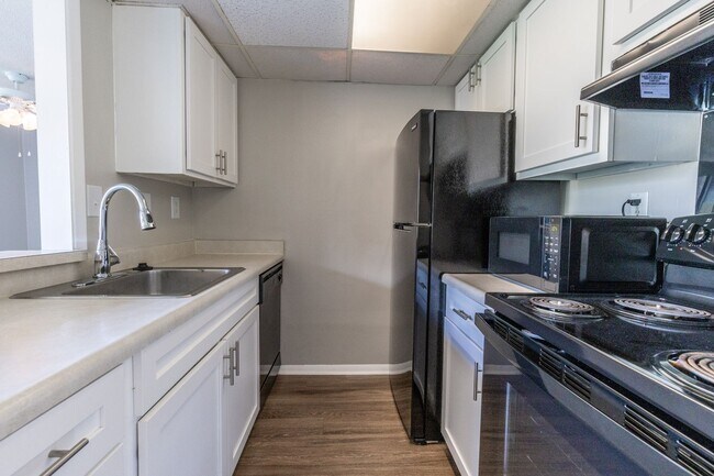 Building Photo - First floor condo available now! Pool views!