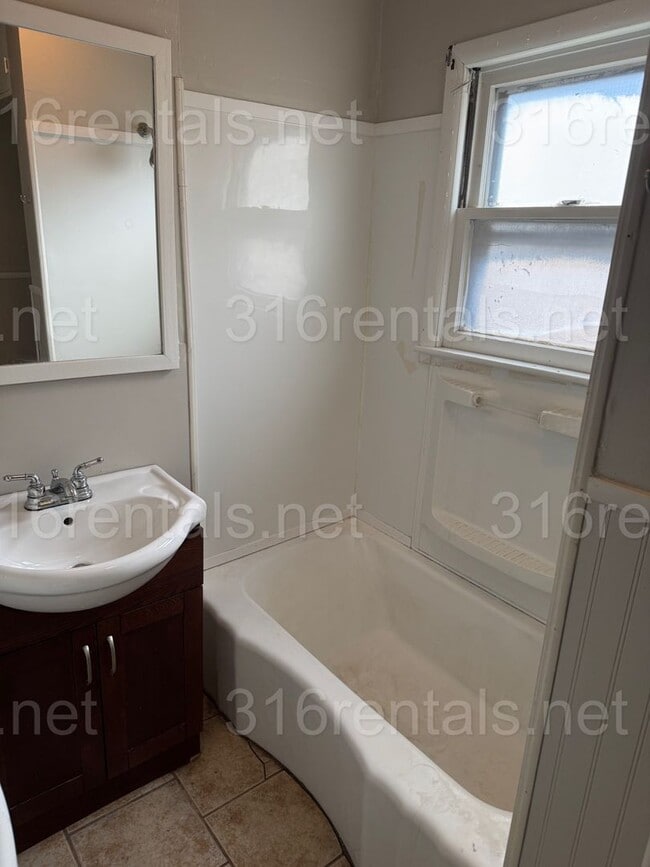 Building Photo - 3 Bedroom 1 bath house available now