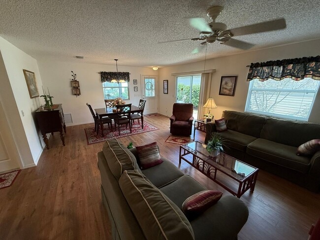 Building Photo - Charming SEASONAL 2+2 Villa in the Village of Sabal Chase