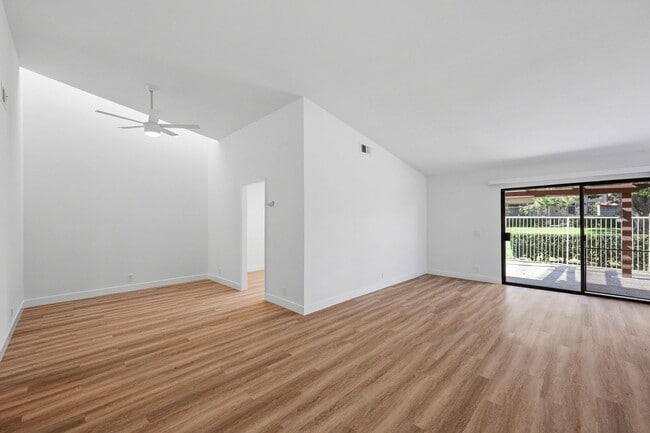 Building Photo - Beautifully Updated Townhome in Dana Point