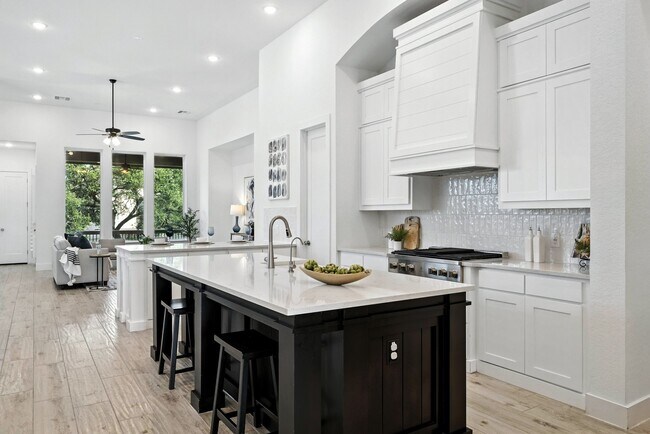 Building Photo - 220 Corazon