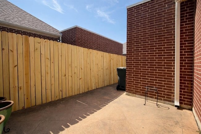 Building Photo - 5515 Davis Ln