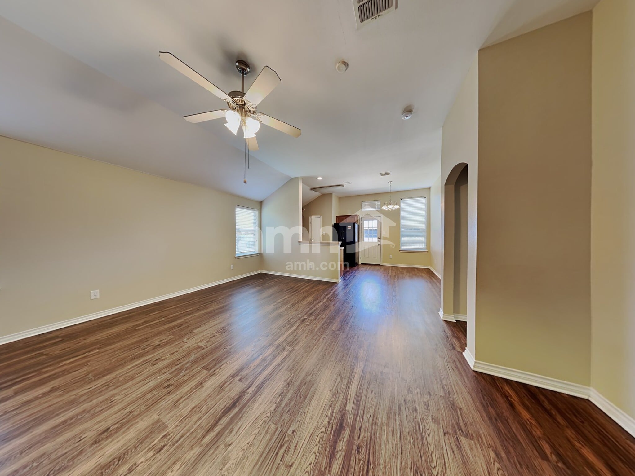 Building Photo - 3013 Lake Side Dr