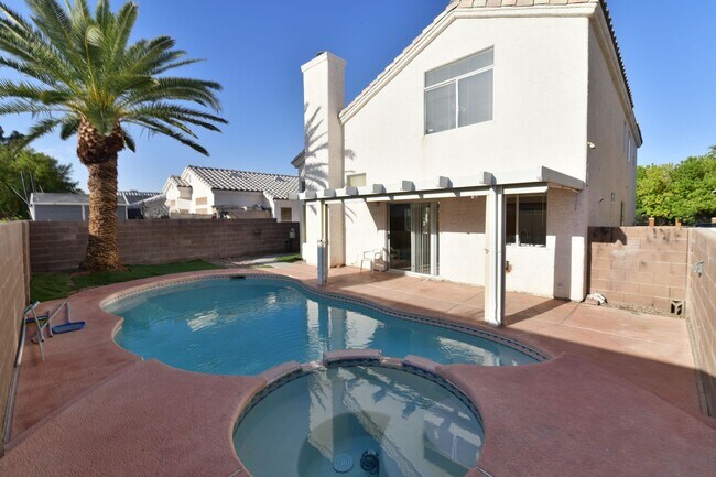 Building Photo - Gorgeous 4-bedroom home with a pool!