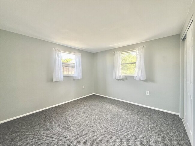 Building Photo - 1300 Classic Dr