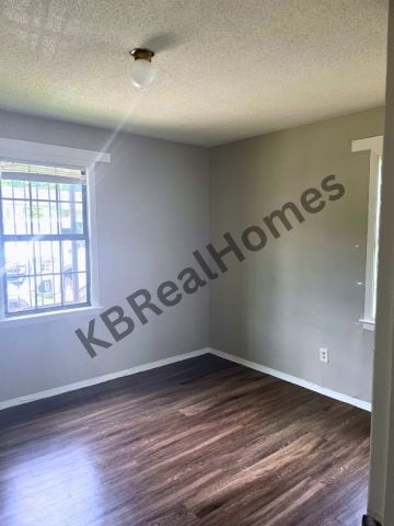 Building Photo - 6 E McKellar Ave