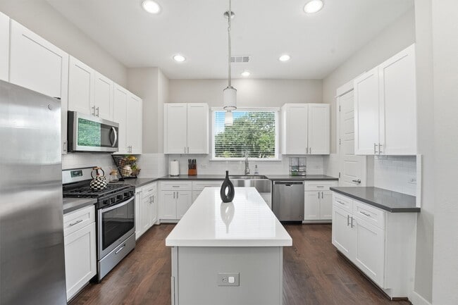 Building Photo - 2057 Sherwood Forest St