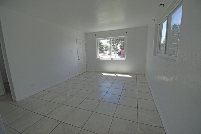 Building Photo - Charming 2bd/1ba Available for Move In