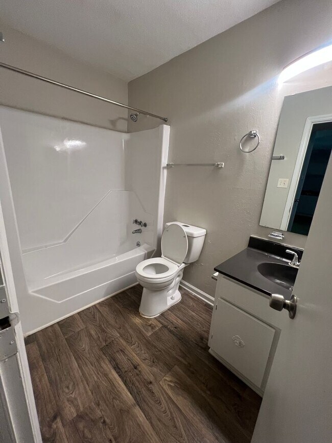 Building Photo - 1 Bedroom/ 1 Bathroom Condo for ONLY $950.00 * Move in Special*