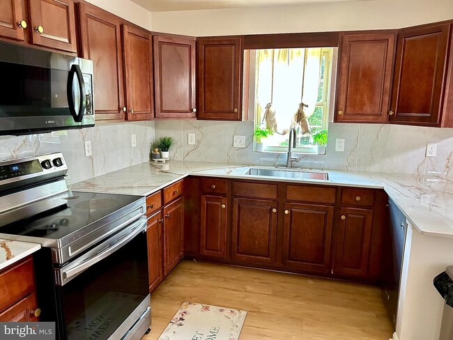 Building Photo - 358 Stonehedge Ln