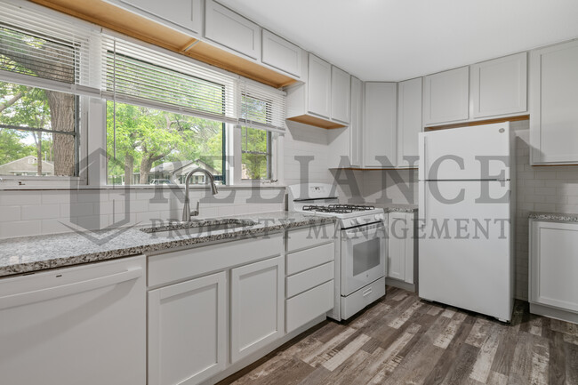 Building Photo - 710 S Pershing St