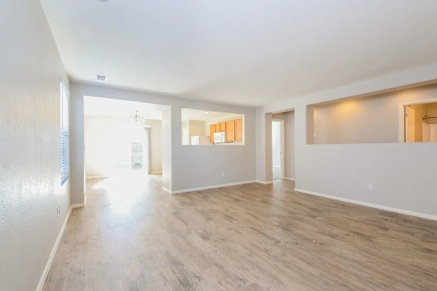 Building Photo - 464 E 77th Pl