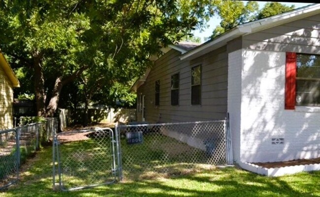 Building Photo - Spacious 4 Bed 2 Bath with Enclosed Patio ...