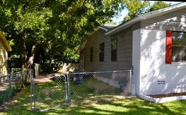 Building Photo - Spacious 4 Bed 2 Bath with Enclosed Patio and Stainless Steel Appliances