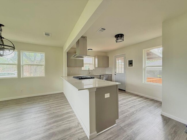 Building Photo - 8113 Tavenor Ln