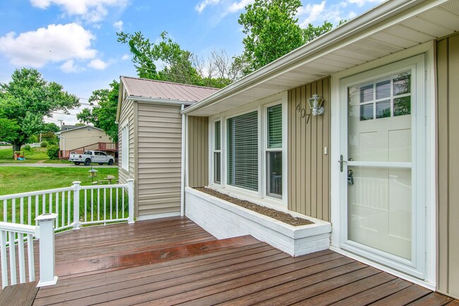 Building Photo - 3 Bed/2 Bath.  Pet Friendly. Large Yard. No Security Deposit