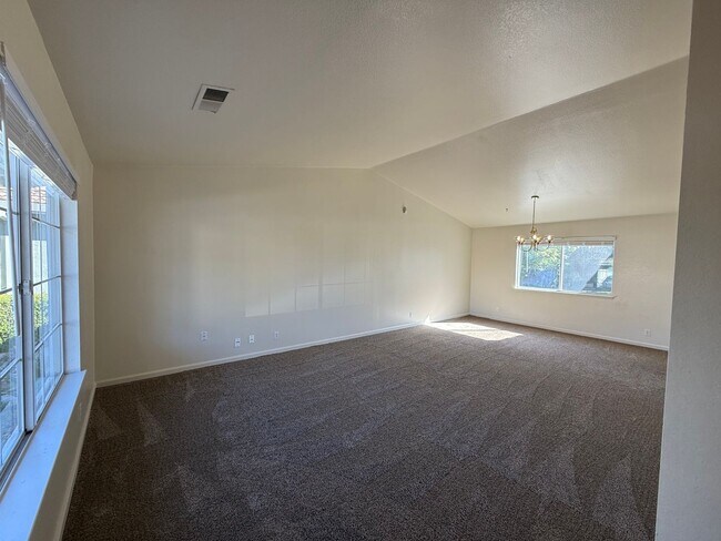 Building Photo - Nicely updated 4-bedroom in Oakdale!